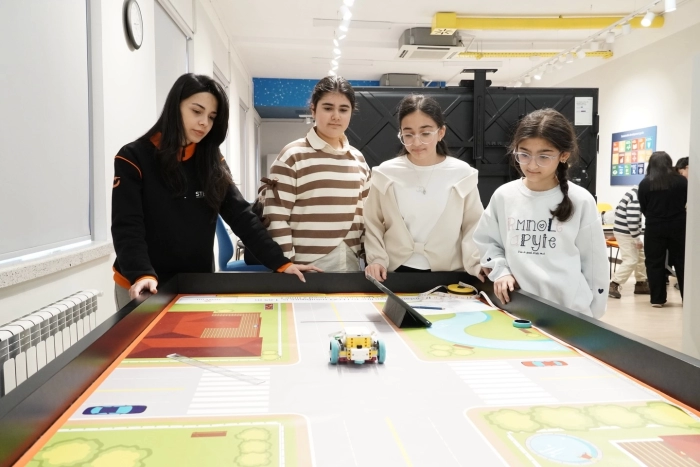  STEAM Həftəsi çərçivəsində STEAM İnnovasiya Mərkəzində “Robot dünyası" günü keçirilib.