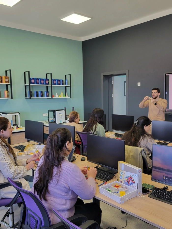  "STEAM əsaslı dərslərdə innovasiyalar və yeni texnologiyaların tətbiqi metodikası" mövzusunda təlimlər keçirilib.